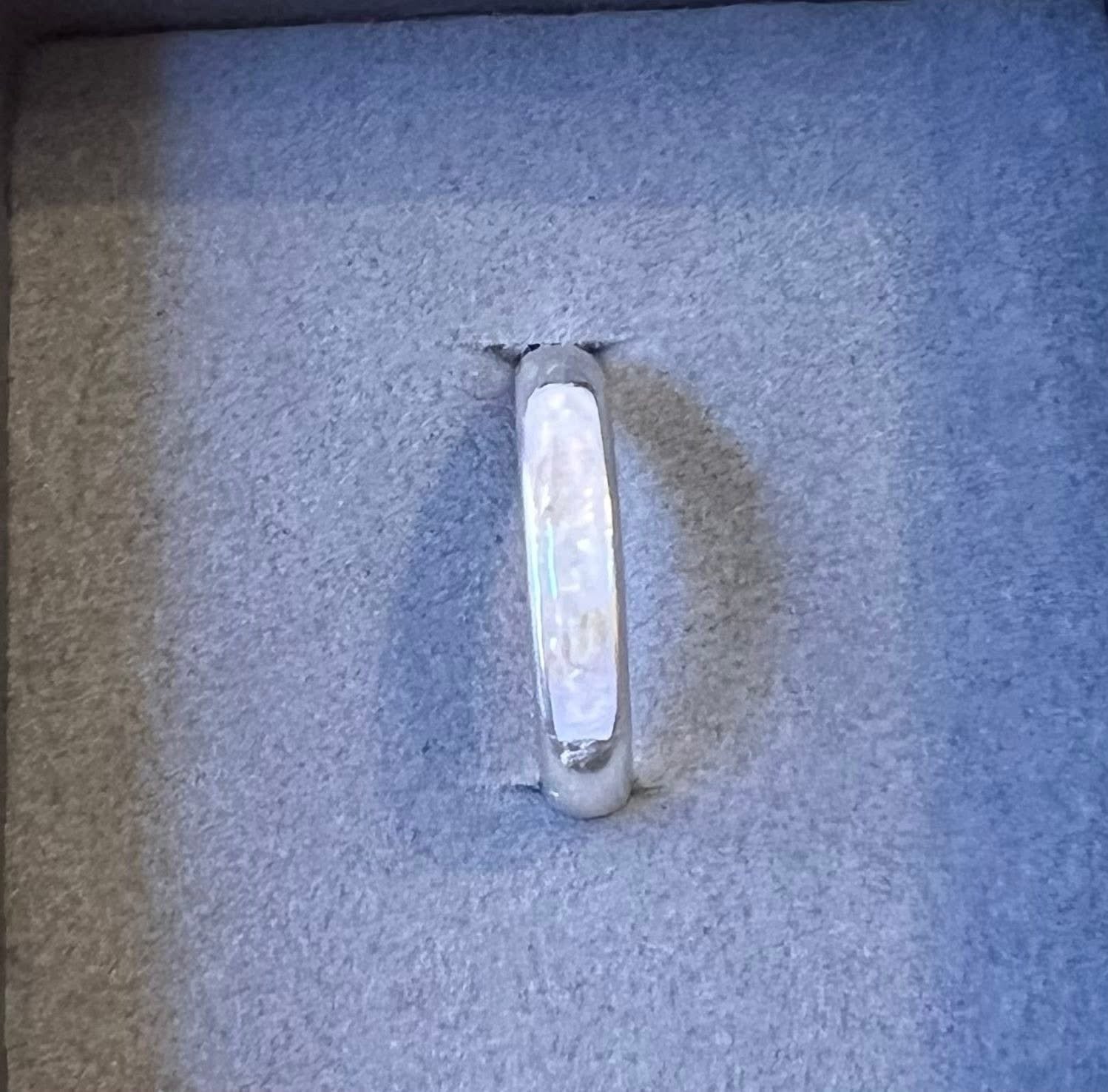 Unisex channel ring band